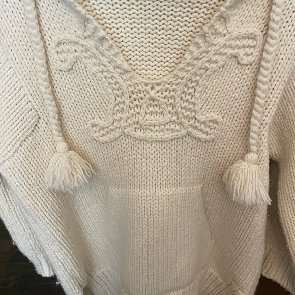 Celine Cream V-Neck Sweater with Intricate Knit Design - Picture 3 of 5